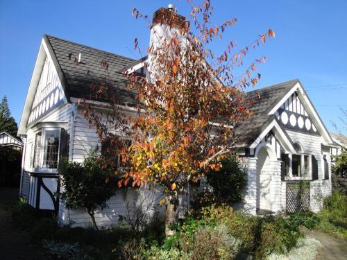 Hostal English Tudor House