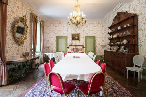 Levernois Chateau Sleeps 20 Pool Air Con Wifi