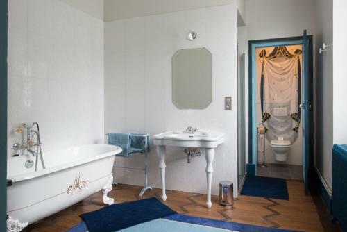 Levernois Chateau Sleeps 20 Pool Air Con Wifi