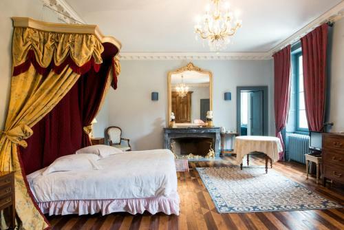 Levernois Chateau Sleeps 20 Pool Air Con Wifi