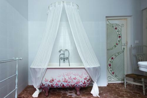 Levernois Chateau Sleeps 20 Pool Air Con Wifi