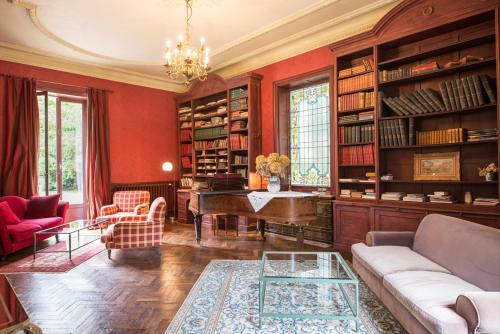 Levernois Chateau Sleeps 20 Pool Air Con Wifi
