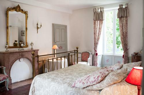 Levernois Chateau Sleeps 20 Pool Air Con Wifi