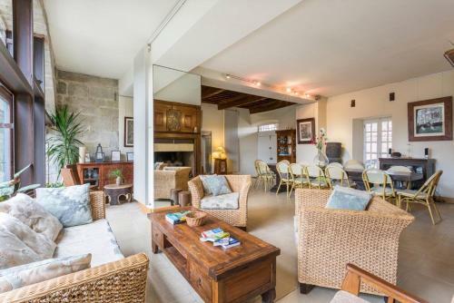 Limousis Chateau Sleeps 12 Pool Wifi