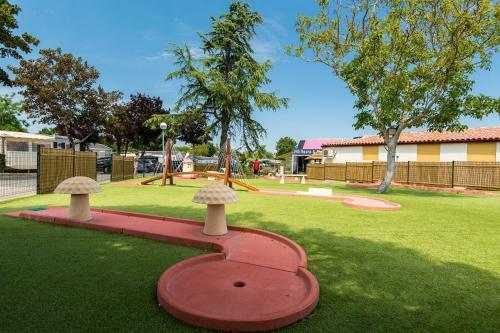 Camping Les Brunelles ***** - Maeva