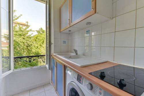 Charming Bright Apartment Near Paris
