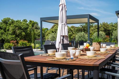 Nimes Villa Sleeps 12 Pool Air Con Wifi