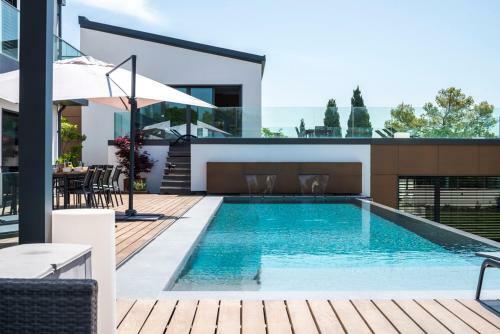 Nimes Villa Sleeps 12 Pool Air Con Wifi
