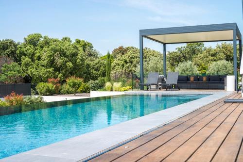 Nimes Villa Sleeps 12 Pool Air Con Wifi