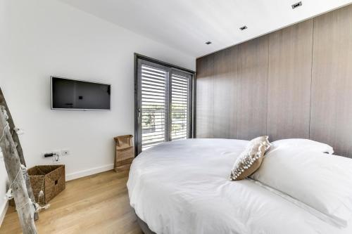 Nimes Villa Sleeps 12 Pool Air Con Wifi