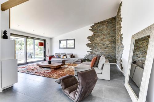 Nimes Villa Sleeps 12 Pool Air Con Wifi