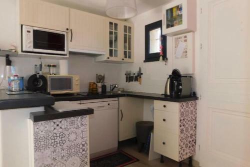 Very Quiet House With Swimming Pool And AC