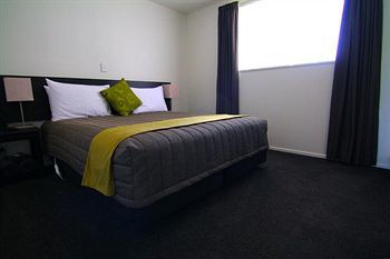Airport Palms Motel