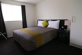 Airport Palms Motel