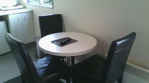 747 Motel & Car Hire