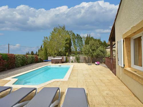 Comfortable Villa With Jacuzzi In Montburn-des-corbieres