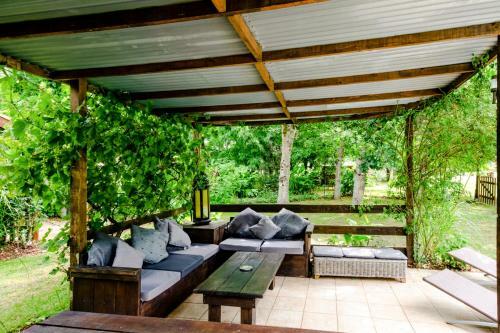 Montpon-menesterol Villa Sleeps 26 Pool Air Con