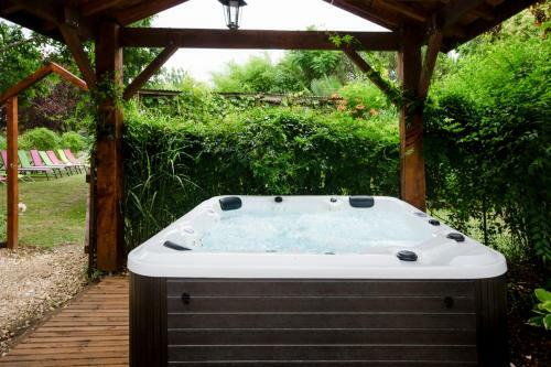 Montpon-menesterol Villa Sleeps 26 Pool Air Con