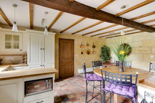 Montpon-menesterol Villa Sleeps 26 Pool Air Con