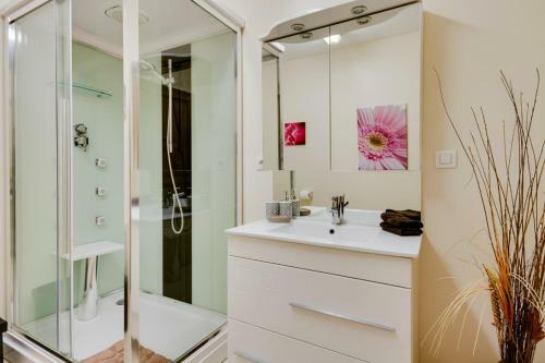 Montpon-menesterol Villa Sleeps 26 Pool Air Con