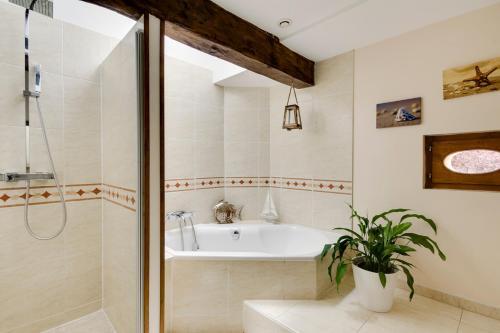 Montpon-menesterol Villa Sleeps 26 Pool Air Con