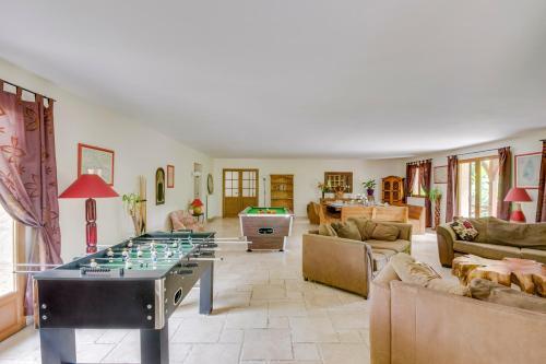 Montpon-menesterol Villa Sleeps 26 Pool Air Con