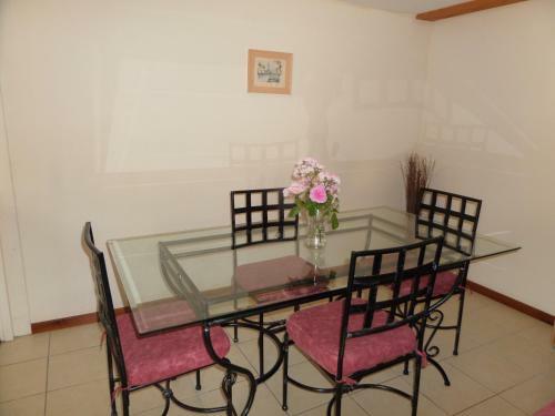 2-bed Cottage With Access To Garden And Pool!