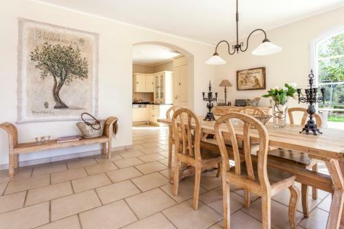 Pegomas Villa Sleeps 8 With Pool And Air Con