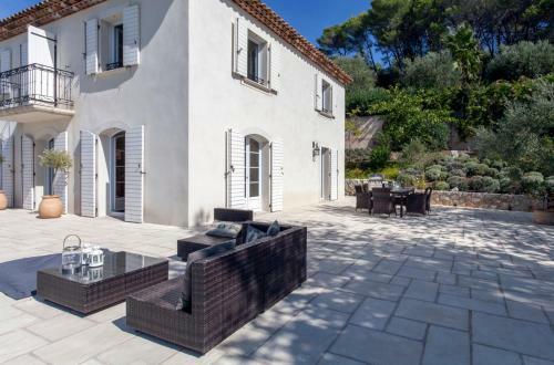 Pegomas Villa Sleeps 8 With Pool And Air Con