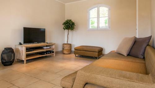 Pegomas Villa Sleeps 8 With Pool And Air Con