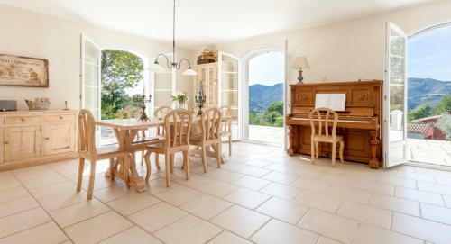 Pegomas Villa Sleeps 8 With Pool And Air Con