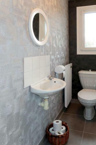 Holiday Home Les Volets Rouges - Peu101