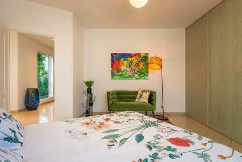 Pezenas Villa Sleeps 9 With Pool Air Con And Wifi