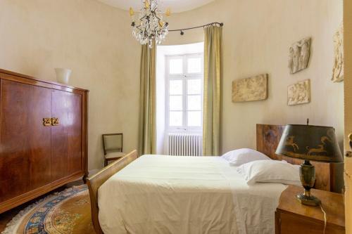 Plaigne Chateau Sleeps 28 Pool Wifi