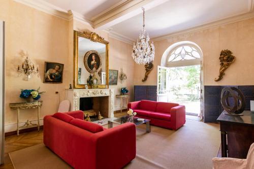 Plaigne Chateau Sleeps 28 Pool Wifi