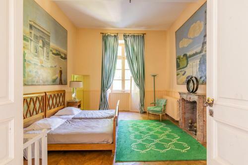 Plaigne Chateau Sleeps 28 Pool Wifi