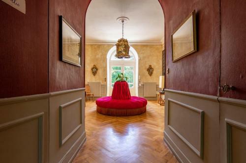 Plaigne Chateau Sleeps 28 Pool Wifi