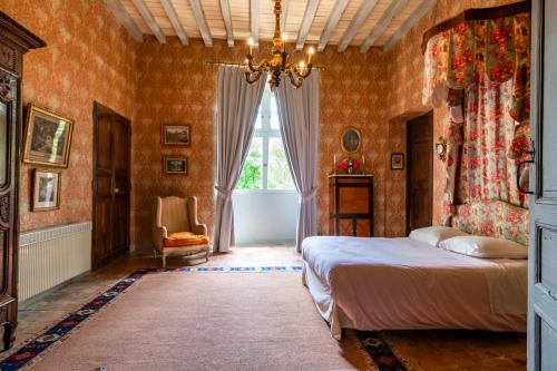 Plaigne Chateau Sleeps 28 Pool Wifi
