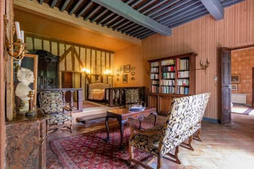 Plaigne Chateau Sleeps 28 Pool Wifi