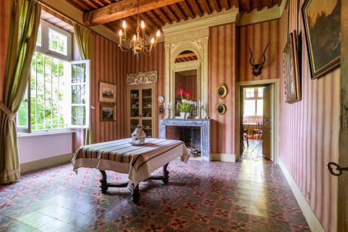 Plaigne Chateau Sleeps 28 Pool Wifi