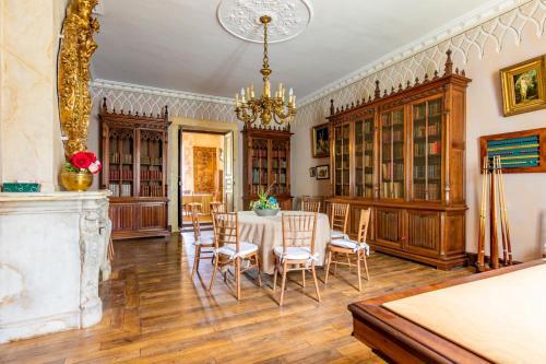 Plaigne Chateau Sleeps 28 Pool Wifi