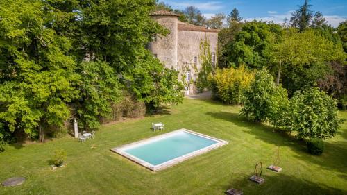 Plaigne Chateau Sleeps 28 Pool Wifi