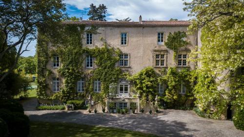 Plaigne Chateau Sleeps 28 Pool Wifi