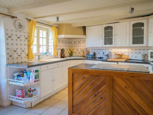 Cozy Holiday Home In Puy-l'ev�que With Terrace