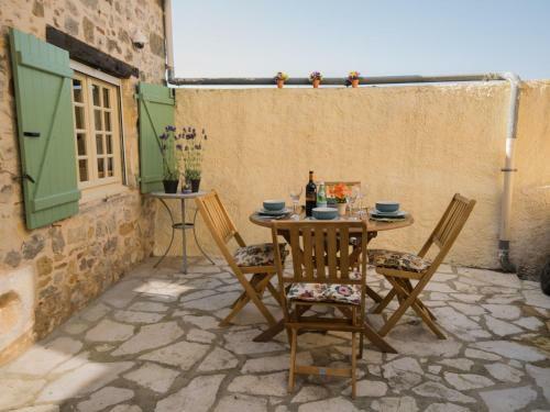 Cozy Holiday Home In Puy-l'ev�que With Terrace