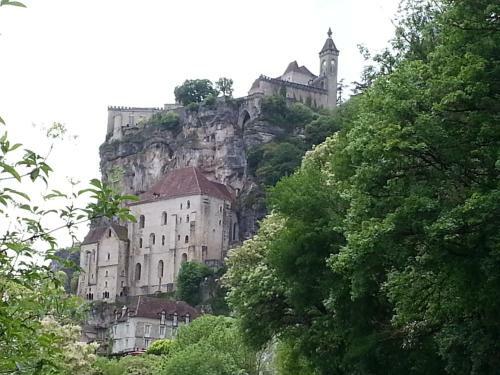 Peaceful Villa In Puy-l'eveque With Garden