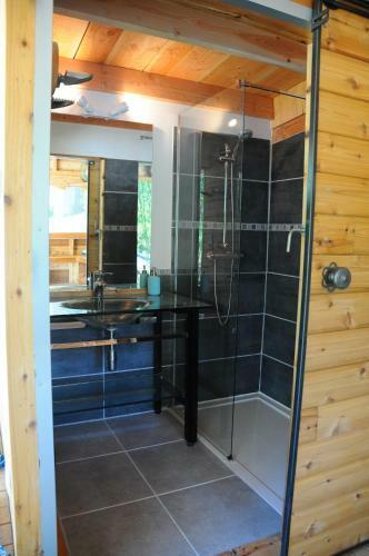 Tipis Du Petit Buisson