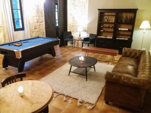 Saint-christoly-medoc Chateau Sleeps 15 With Pool