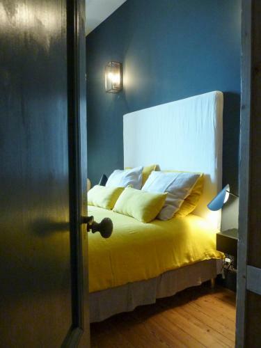 Saint-christoly-medoc Chateau Sleeps 15 With Pool