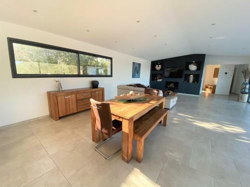 Villa D'architecte Avec Vue Mer Et Piscine Chauff�e